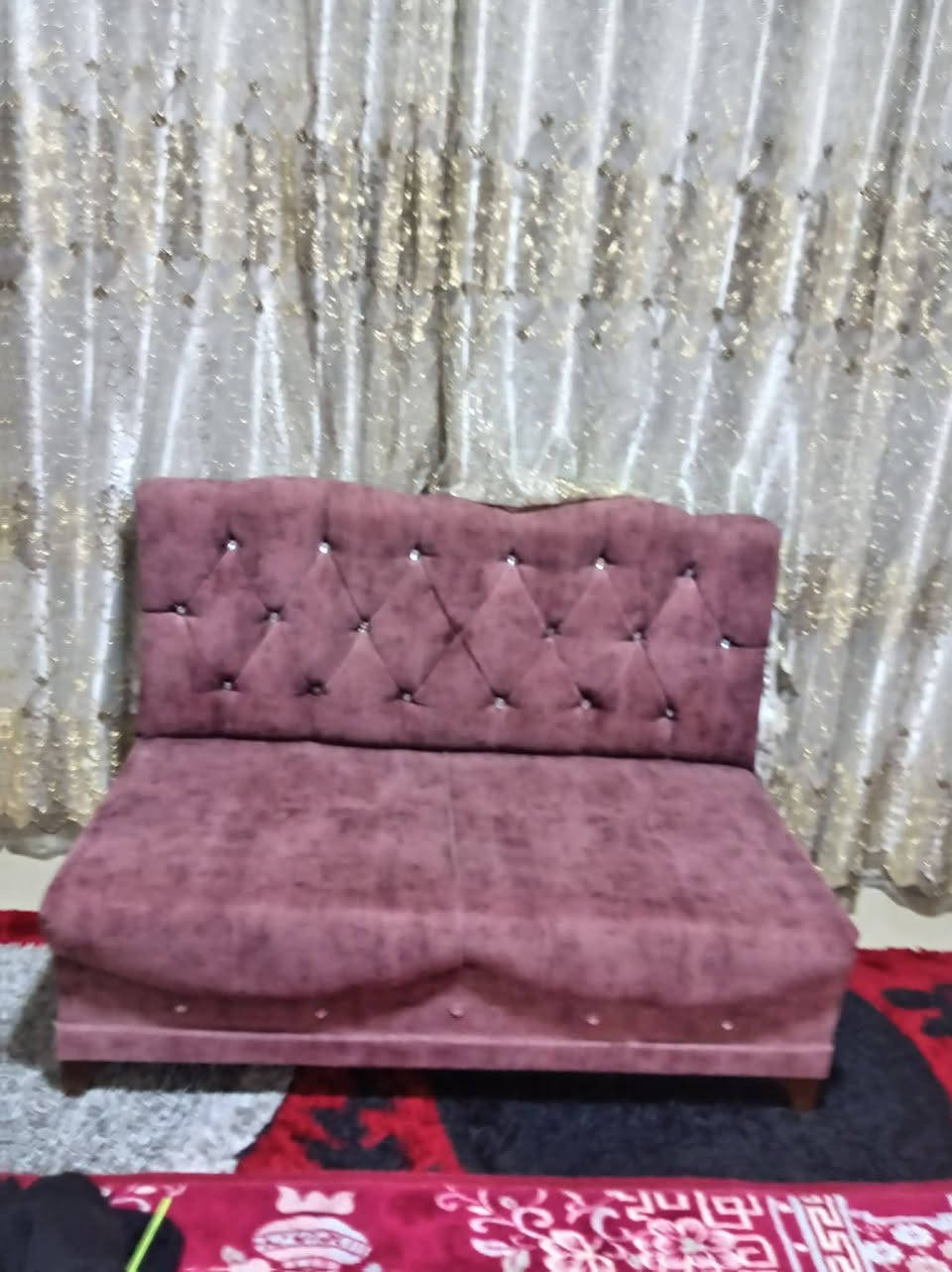 اسلام عليكم 
اخوان عندي ديوان للبيع الخشب عراقي قديم ودوشمه جديده 9امتار الديوان جاهز كلشي ما يعوزو ادفع سعرك عجبني أبيعك للاستفسار *********** وبي واتساب

