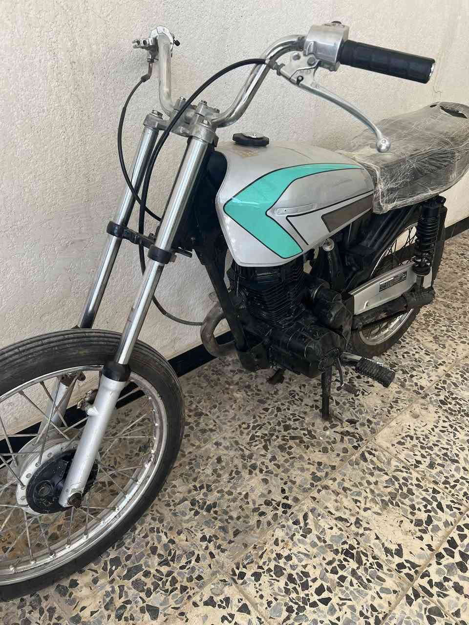 يراني 5 كير بدون اكفلكياها عشائر 
كلجاتها كلش قويه 
السعر 350 وبيها مجال 

0774 719 7136
