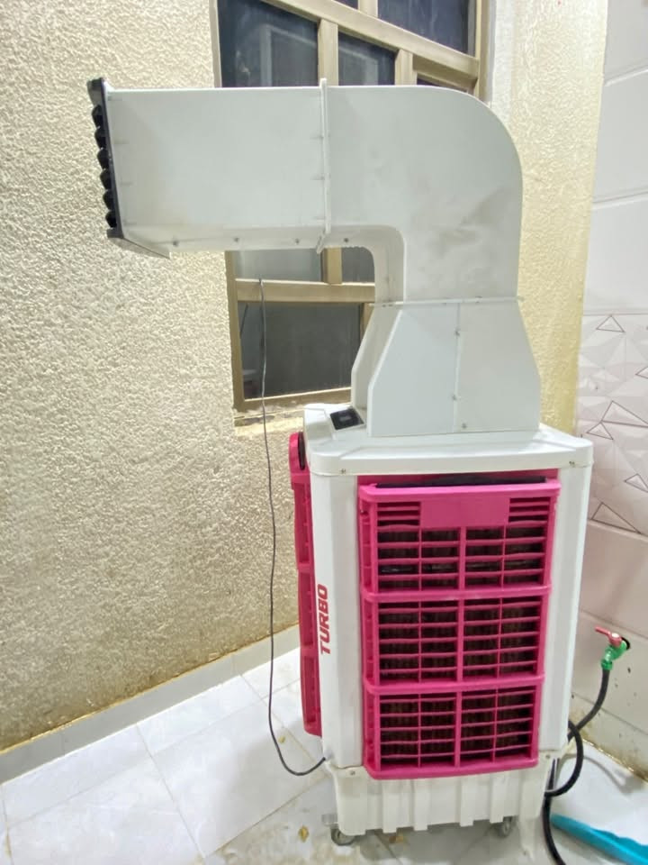 #للبيع

* نوع: مبردة هوائية (مائية) TURBO الشركه الباكستانيه
* مزودة بمجرى هواء علوي لتوجيه الهواء لمسافة أبعد
* على عجلات لسهولة النقل والحركة
* مناسبة للغرف، المحلات، والورش
* تعمل على الماء وتوفر تبريد جيد مع استهلاك كهرباء اقتصادي
* الحالة: مستعملة ونظيفة وتعمل بشكل جيد (حسب المعاينة مستخدمه شهر واحد فقط 
*تعمل بنظام التحكم عن بعد -#الريمونت
#واسط الكوت 
***********
