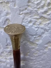 عصا تبختر • شعار الكلية العسكرية • ٦٠ سم