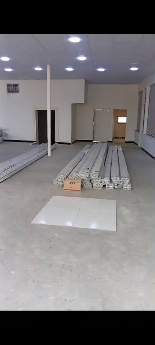 شركه سيراميك وأبواب للبيع في كربلاء 
في موقع مميز تبعد عن الامام الحسين مسافه قريبه 
واجهة الشركه ٣٥ متر 
على الشارع الرئيسي المبلط 
تحتوي الشركه على مخازن خلفيه وعلى غرف نوم استقبال + غرف مكاتب وصالات عرض 
طابو ٢٥ 
المساحه أكثر من ألف متر 
على جهة العطيشي 
السعر مع الأرضيات والأبواب ١٩٨ مليون وبيه مجال قليل
للاستفسار الاتصال على الرقمين 
***********
*********** كربلاء, العراق
