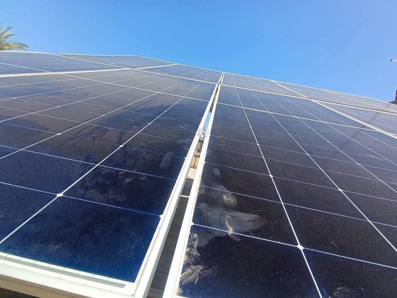☀️🔋 بعون الله تم إنجاز مشروع منظومة طاقة شمسية 
في محافظة كربلاء قضاء الحسينية 

🔹 مواصفات المنظومة:

مكونة من 
الواح نوع longi x10 
 
640 watt⚡
 عدد10 مع التوسعة المستقبلية 

انفرتر نوع ديا   بقدرة8kw عدد1

بطاريات ليثيوم نوع ديا    

سعة  16Kwh عدد 1

مع هيكل حديد  ثقيل  سمك 2 ملم حقيقي لكل المقاطع 

🔹 مميزات المشروع: 
✔️ إنتاجية عالية حتى في درجات الحرارة المرتفعة
✔️ استقرار في التشغيل وتوفير مستمر بالطاقة
✔️ نظام متكامل مناسب للاستخدام المنزلي والتجاري
💡 نقدم حلول طاقة شمسية متكاملة
من الدراسة والتصميم إلى التنفيذ والتشغيل بأفضل جودة وأسعار منافسة
📞 للاستفسار والحجز تواصل معنا
***********
مكتب الرؤيا الهندسي للطاقة الشمسية 
حلول هندسية في مجال الطاقة الشمسية
