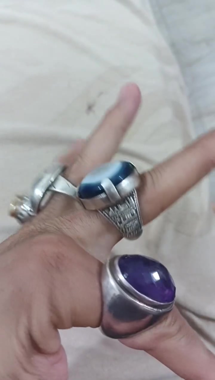 السلام عليكم ورحمه الله وبركاته احبتي الكرام جميعاً... خواتم للبيع... ياقوت داير ذهب اعيار 21 
جزع . جمشت . در نجف ... خشنات .. 
للاستفسار. ***********
العنوان البصرة شط العرب كردلان....
