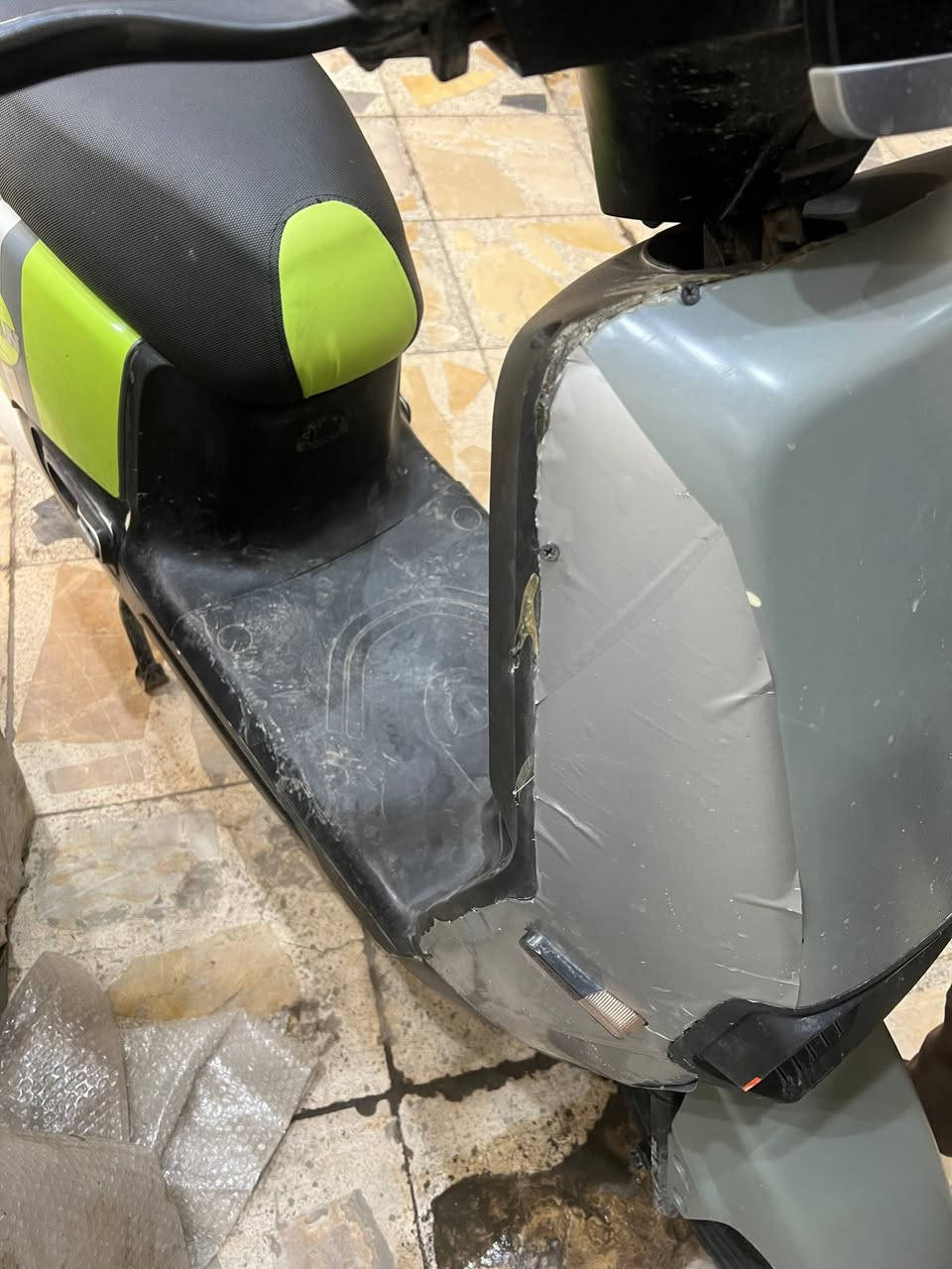 بسم الله الرحمن الرحيم
السلام عليكم ورحمة الله 
دراجة ريان لون السمنتي المميز للبيع 
مكان الكرادة 
الدراجة مبدلة بطاريات كلهن السرعة والشحن والشلعة فول انطي بي ضمان تاخذها من باب البيت اي نقص خلل ترجعها الدراجة بطاريات شحن سرعه فول الحمدلله
شاحنه ريان اصلية مري موجودات ملاتها وحدد ممولسه القاعدة مالتها
كشن جلد جديد كشر نظيف الجاملغ جديد زبد
كهربائيات كلها شغالة الشمعات البيض الاشاير كلشي  لايت عالي ناصي 

نواقصها مثل ما موضح كدامكم عواج قليل بالستيرن شخوط بالبجم مغطي بالفابلون مثل ما تشوفون جوا شخوط والقاعدة هم وفطر او كسر صغيرون بالنص  جوة اللزكة وستاند جانبي مابيها يعني كلهن تفاصيل تريد تسويهن تريد تعوفهن من الوكالة مال ابراهيم كرماشة واني منزل من سعرهن كلهن اهمشي عندي البطاريات جدد 
للتواصل *********** او خاص بالمازنجر
