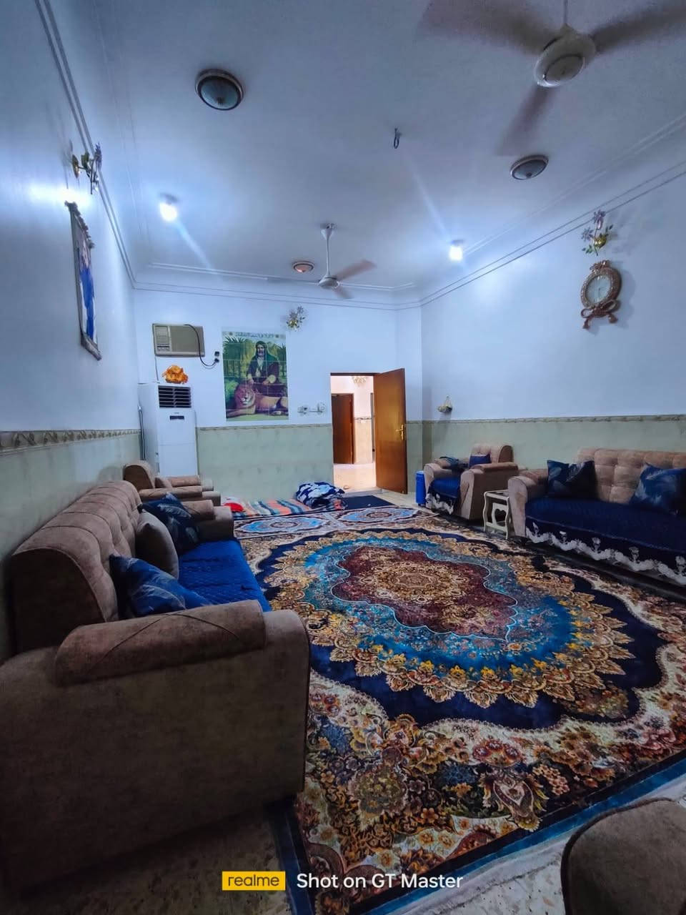 السلام عليكم
بيت طابو صرف للبيع مساحة ٢٥٠م بالحكم بشارع صيدلية زمزم بفرع سنه البناء 2015 صب كونكريت البيت جدآ نظيف ومرتب 
غرفتين وصالة ومطبخ وبراني وصحيات داخليه وخارجيه 
السعر 185 مليون 
***********
