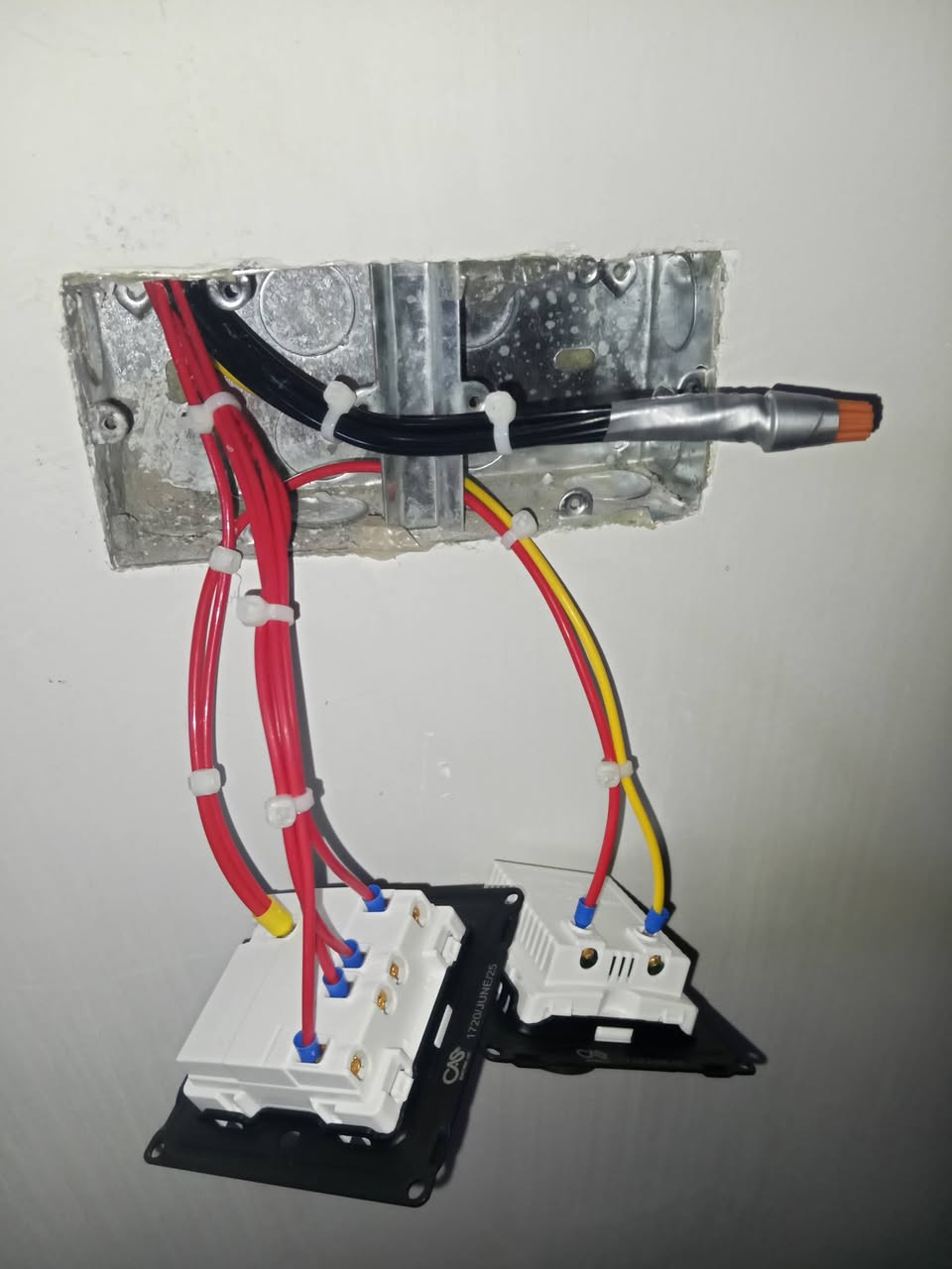 كادر الباز لتأسيسات الكهربائية ⚡.
تأسيس بوري + سيمنز + مساطر حسب طلبك شغل درجة اولى استلام مهندس باسعار مناسبه جدا   1. التزام بالموعد 
2. استلام مهندس 
3. تسليم البيت في الوقت المحدد
4. عمل درجه اولى 100% 

نعمل في داخل البصرة 

للاستفسار / ***********
