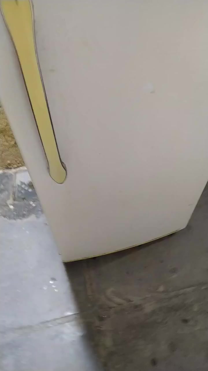 سلام عليكم ثلاجه حلوه ونضيفه للبيع سعر 75 الف مكاني النهروان شارع الشمري ***********
