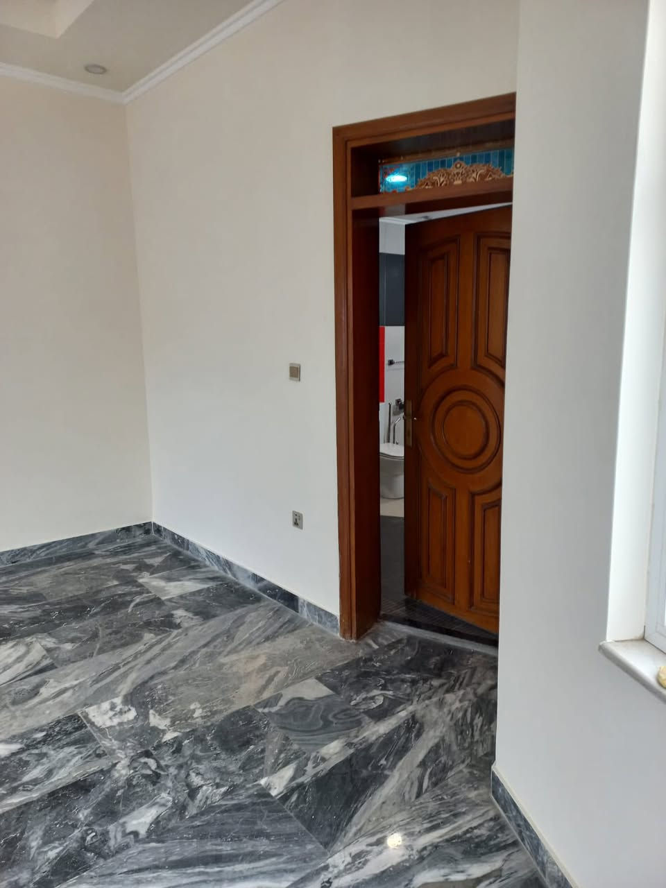 للإيجار – بيت مميز في المنصور / الداودي
موقع استراتيجي قريب من الشارع العام، مناسب للسكن أو الاستخدام التجاري (شركات، مكاتب، عيادات).

🔹 المساحة: 600 متر مربع
🔹 المواصفات:
• 6 غرف نوم
• 2 صالة واسعة
• سرداب كبير متعدد الاستخدام
• 4 حمامات
* مسبح داخلي 
• كراج يسع 4 سيارات
• رصيف بعرض 5 أمتار
• إنترنت كيبل ضوئي (Fiber Optic)

المميزات:
موقع راقٍ ومميز
مناسب للسكن العائلي أو الشركات
مساحات واسعة وتصميم عملي
جاهز للسكن أو الاستثمار فوراً

للاستفسار والمعاينة:
مكتب وليد العيسى للعقار
***********
***********
