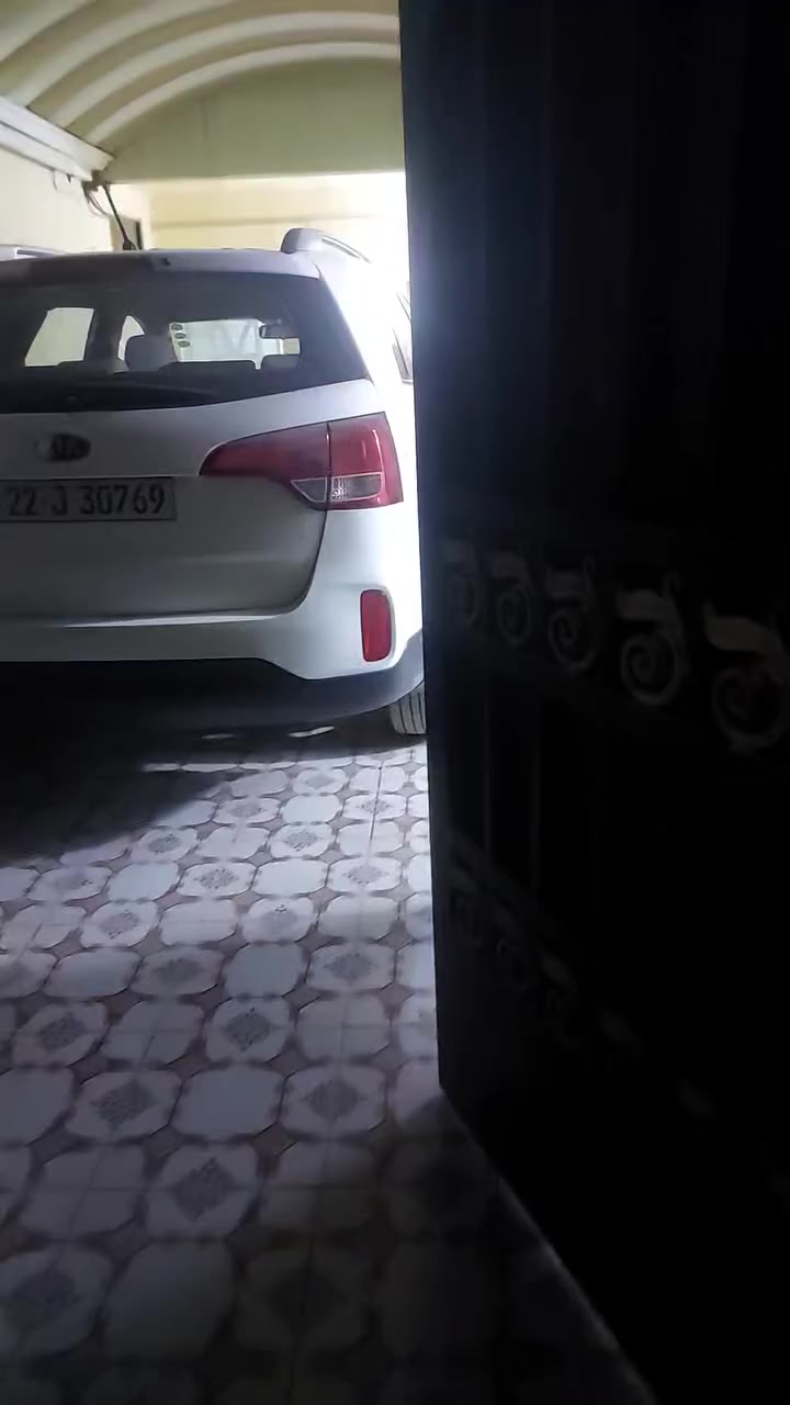 الدار للبيع حي الوحدة بصف الركن شارع تجاري جاهز للتبليط عرض الشارع ١٥م قرب مولدة ابو رائد. غرفة وكليدور وصالة وبراني ١٠م وكراج سيارة صحيات داخلية وخارجية ارضية بورسلين جديدة الاتصال ع الرقم***********
