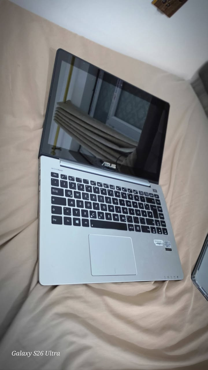 السلام عليكم، لابتوب asus Vivobook s400c للبيع
السلام عليكم، لابتوب مستعمل سليم و نضيق بالكامل للبيع بسعر 140 الف و بي مجال

ملاحضه:
 شاشه لمس، يفيد لمشاهدة الافلام او اليوتيوب، يفيد للدراسه، يفيد للالعاب القديمه مثل لعبة جنرال او العاب بسيطه، اللابتوب سليم بالكامل من كل ناحيه، مثل، الازرار، الفتح و القفل، و المنافذ. و الخ...
التفاصيل: 
processor/معالج: 
Intel Core i7-3517U
graphics/كرت شاشه:
Intel HD Graphics 4000 (Integrated)
:الشاشة/screen
14.0 بوصة بأبعاد 16:9 ودقة HD (1366 × 768) تعمل باللمس (Capacitive Touch)
Ram/ذاكرة عشوائية: 
4 جيجابايت DDR3 بسرعة 1600 ميجاهرتز (مثبتة على المذربورد؛ يوجد منفذ SO-DIMM شغال للترقية حتى 8 جيجابايت إجمالاً)
storage/التخزين: 
نظام هجين — HDD سعة 500 جيجابايت + ذاكرة SSD كاش سعة 24 جيجابايت لتسريع الإقلاع
المنافذ:
منفذ 1 × USB 3.0
منفذان 2 × USB 2.0
منفذ 1 × HDMI
منفذ 1 × VGA
منفذ شبكة 1 × RJ45 Gigabit Ethernet
قارئ ذاكرة 1 × SD Card Reader
منفذ صوت 1 × 3.5mm مشترك للسماعة والميكروفون
نظام التشغيل: يأتي بنظام Windows 8 (64-bit) و شحدث لwindows 10
الأبعاد والوزن: 33.9 × 23.9 × 2.1 سم | 
الوزن حوالي 1.8 كجم

موقع: نجف-كوفة، لا يوجد توصيل
للتواصل هنا او على الرقم: ***********
