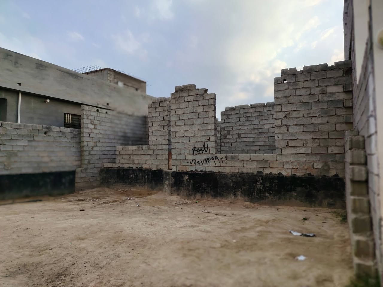 سلام عليكم بيت هيكل للبيع مساحه الأرض ٢٠٠ متكون غرفتين وصاله واستقبال ومطبخ وحمام وتواليت واصل تبليط وكهرباء وماء الموقع في دور الزراعه قريه عداي للاستفسار الاتصال على الرقم ***********
