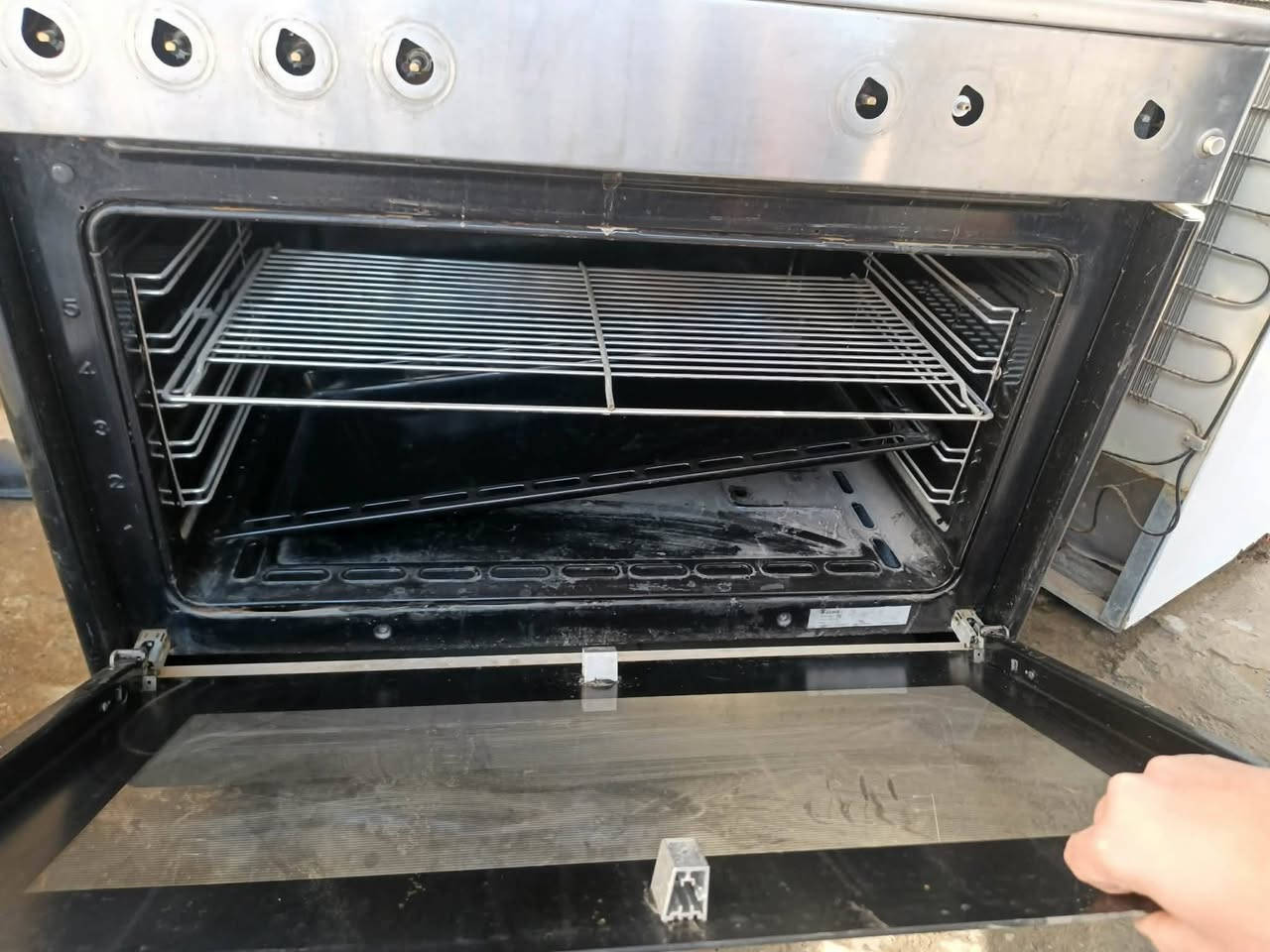 للبيع شرط التشغيل 
ثلاجه كبير 70 الف
ثلاجه صغير 60 الف 
طباخ 80 الف 
مكان ساده وبعويزه  ‏‪***********‬‏
