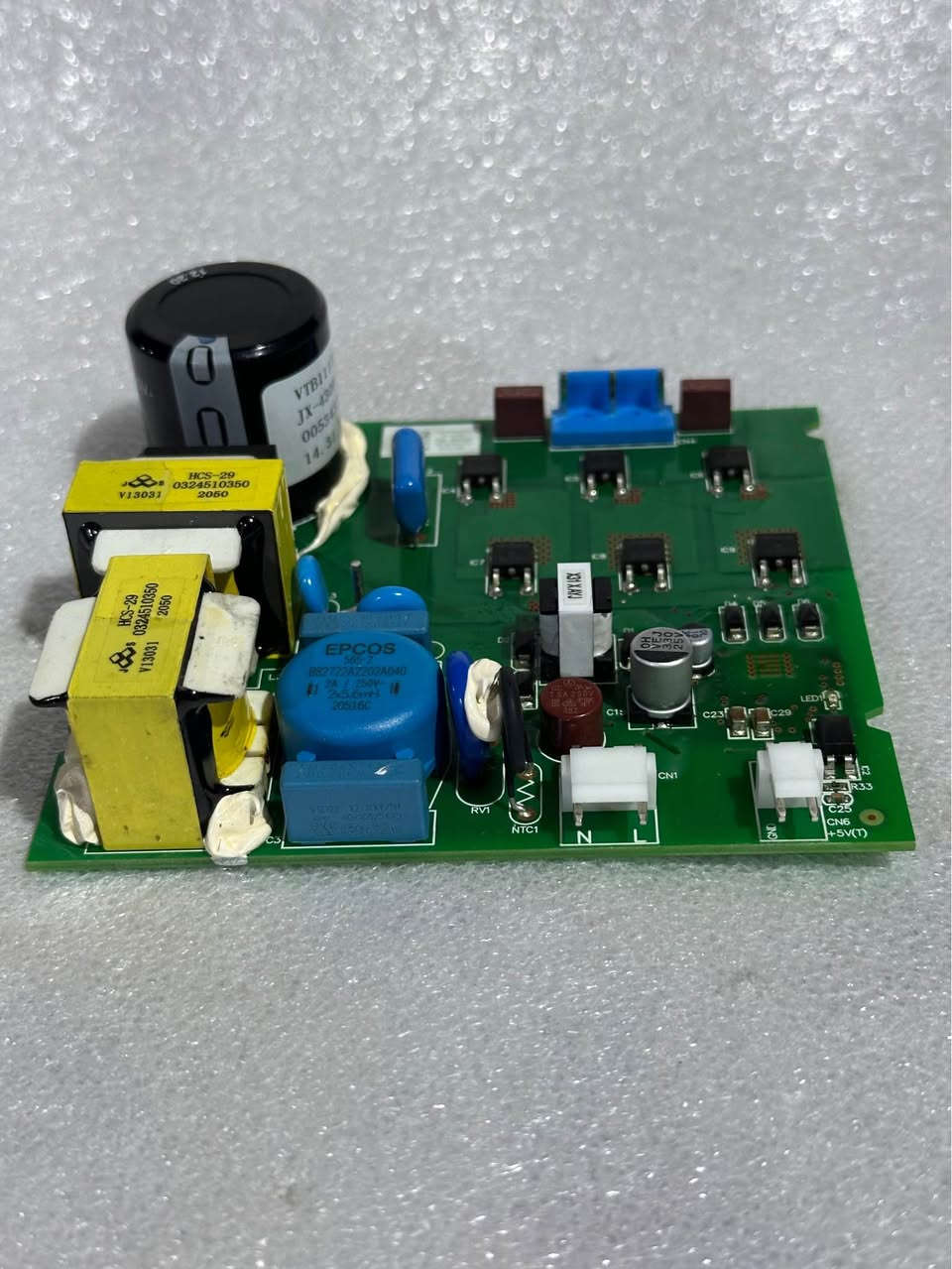 عربي:
المنتج: لوحة محول التيار للثلاجة
رقم القطعة: VTH1113Y / JX-430D F1A
0053432DH
14. 31. 700A
الوظيفة: لوحة تحكم تعمل بتقنية محول التيار، تحول التيار المستمر إلى تيار متردد، وتضبط التردد والجهد للتحكم في سرعة الضاغط.

کوردی:
بەرهەم: بۆردی پاوەر سەپلای ساردکەرەوە
ژمارەی بەشی: VTH1113Y / JX-430D F1A
0053432DH
14.31.700A
ئەرک: بۆردی کۆنترۆڵکردنی پاوەر سەپلای کە DC دەگۆڕێت بۆ AC و فرێکوێنسی و ڤۆڵتیە ڕێکدەخات بۆ کۆنترۆڵکردنی خێرایی کۆمپرێسەر.

English:
Product: Refrigerator Inverter Board
Part Number: VTH1113Y / JX-430D F1A 
0053432DH
14. 31. 700A
Function: Inverter-based control board that converts DC to AC and adjusts frequency and voltage to manage compressor speed السليمانية, العراق


**إذا كنت صاحب هذا الإعلان وتريد حذفه لأي سبب، رجاءا أرسل رسالة إلى الدعم الفني**