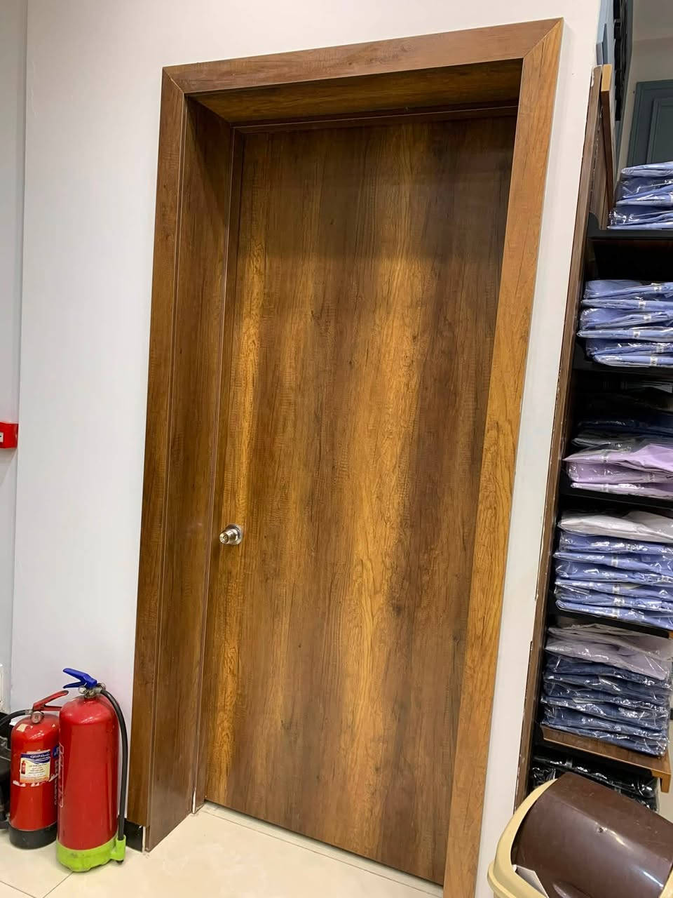 الانطباع الأول لبيتك يبدأ من الباب.. فخامة وأناقة تدوم! ✨🚪

ولكل غُرفة حكاية، وجمالها يكتمل باختيار الباب المناسب لها. نقدم لكم تشكيلتنا الجديدة من الأبواب الداخلية المصممة بدقة متناهية، والتي تجمع بين متانة الخشب وعصرية التصاميم الهندسية لتضفي لمسة دافئة وراقية على منزلك.

تفضلوا بالتواصل معنا عبر الرسائل للاستفسار عن التفاصيل والأسعار 📞 *********** ونحن جاهزون لتلبية طلباتكم وتفصيل ما يناسب أذواقكم! 💬🌟

⁠#أبواب_داخلية #أبواب_خشب #تصميم_داخلي #ديكورات_داخلية #أبواب_مودرن #أناقة_المنزل #تشطيبات_داخلية #صناعة_محلية
