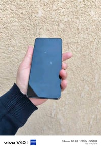 فيفو V40 • بطارية 100% • شاشة 144هرتز