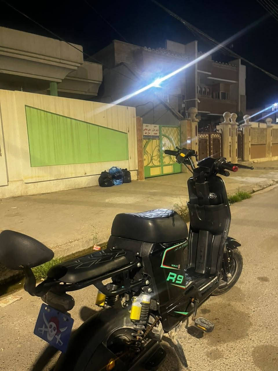 السلام عليكم دراجة شحن للبيع
نوع :  [ R9 ⚡️} الغنية عن التعريف 👌

دراجة R9 هي الخيار المثالي للتنقل اليومي بكل راحة وأناقة ⚡🏍️

المواصفات : 

-عدد البطاريات ( 5 )خاصة بشركة ونلي الاصلية ✅

-اقتصادية بالشحن وسهلة الاستخدام ✅

-المسافة المقطوعة للشحنة الواحدة 35- 40 / كم 💪

-سرعة وأداء ثابت  يصل الى 85 كم ساعة /حقيقي 🚴

-تصميم رياضي حديث ✅

- شاشة رقمية ذكية 🧠

-التشغيل : مفتاح + بصمة  + كرت NFC 🆗

- إضاءة LED قوية ☀️

- نظام تعليق قوي 👌

- مقعد مريح معا مسند خلفي ✅

-الفرامل : دسك امامي / دسك خلفي 🔴

-سلة امامية + مسند موبايل ⚡️

نظام : R الرجوع إلى الخلف 🫰

نظام: P💫 + سله 
نضيف 🫠
* بلوتوث 

وضع شركة ما ناقصو شي .

الضرر: شخط فقط 

ادفع سعر 

للستفسار خاص او على الرقم 

***********
