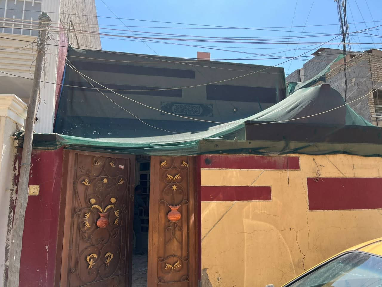 السلام عليكم
بيت للبيع وللإيجار 
طابو صرف
حي الحسن العسكري
قرب جامع الإمام المهدي
المساحة 100 متر 
النزال 20 متر 
الواجهة 5 متر 
طابق ونص
الطابق الأول
استقبال ومطبخ وحولي وغرفة نوم 
وصحيات ومنور 
الطابق الثاني 
غرفة نوم وبيتونة 
للاستفسار 
الاتصال على الرقم
***********، أبو زينب
