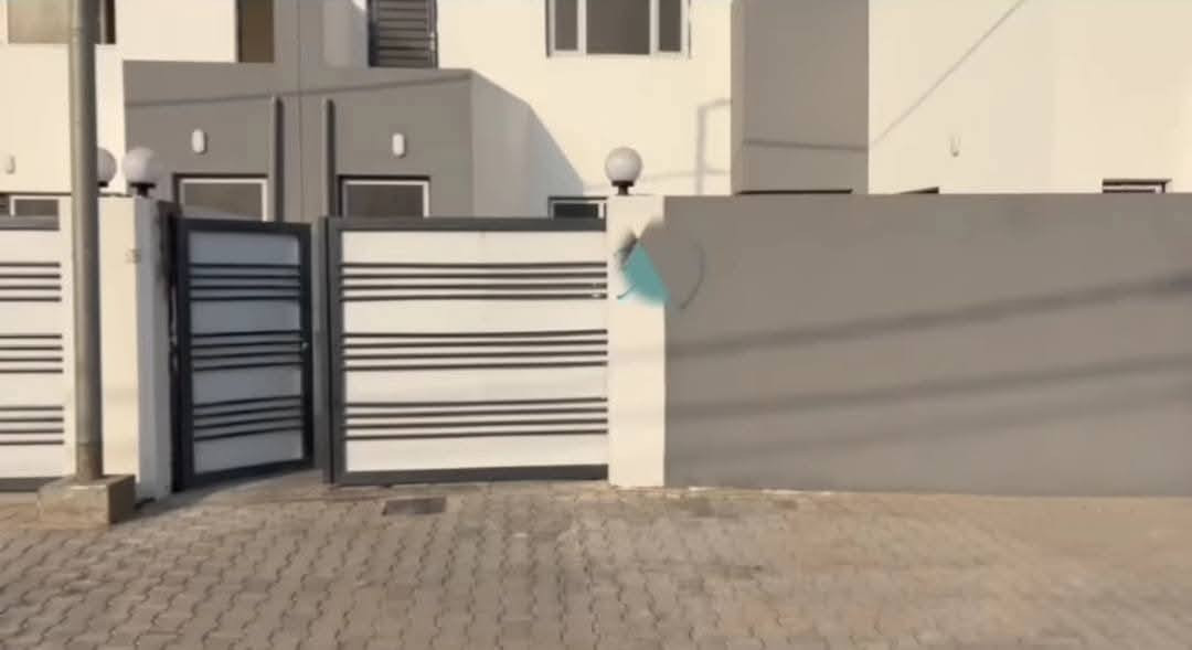 يتوفر دار للبيع في مجمع المختار السكني الكوفة شارع المعمل.
تتوفر لدينا كافة عروض البيع والايجار في مجمع المختار 

في قلب مدينة الكوفة المقدسة ومجاور مرقد مسلم بن عقيل عليه السلام 

المساحه 200 متر طابقين 

🔥🔥سند حر 🔥🔥

يحتوي على  2 غرفة نوم وصاله واستقبال مطبخ حار وبارد ومجموعة صحيات كراج وحديقه ...
الدار فيه اضافات سحبات ديكورات وحديقة كاملة 
زورونا تجدون افضل العروض 
مكتب ابو رضا للعقار
 عنوان المكتب// حي القادسية مقابل مجمع عماد سكر قرب فلكة المطار 

 للاستفسار على رقم الواتساب فقط ***********
