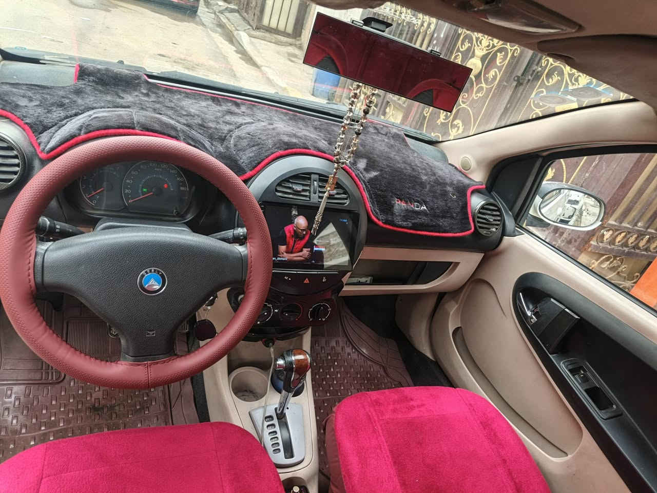 سلام عليكم سياره باندا موديل ٢٠١٣ رقم بغداد سنويه جديده هزه جديده سياره بيها ضربه جاملغ عكس سايق بس باقي مكفول كير محرك صدر خير من الله صور موجوده كدامكم 
*********** سعر[ ٥٣ $]
