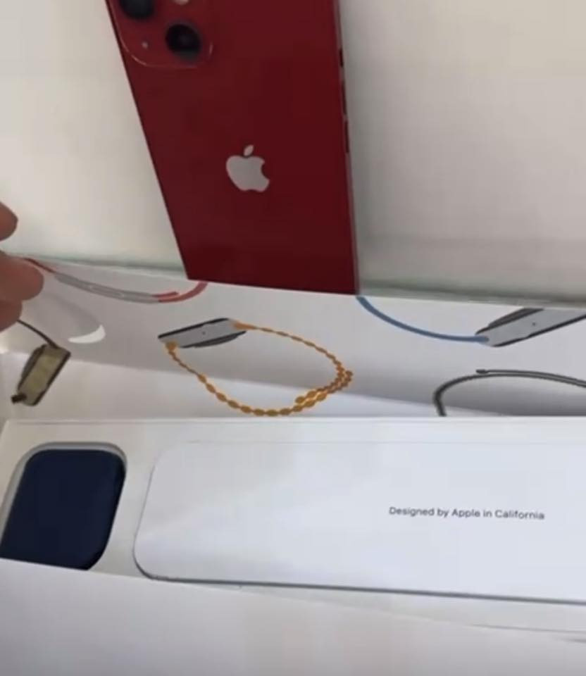 متوفر ساعه ابل جيل سادس ملحقات كامله باكيت وشاحنه ونضافه 100 وبطاريه 100
سعر 135
واتس ***********
