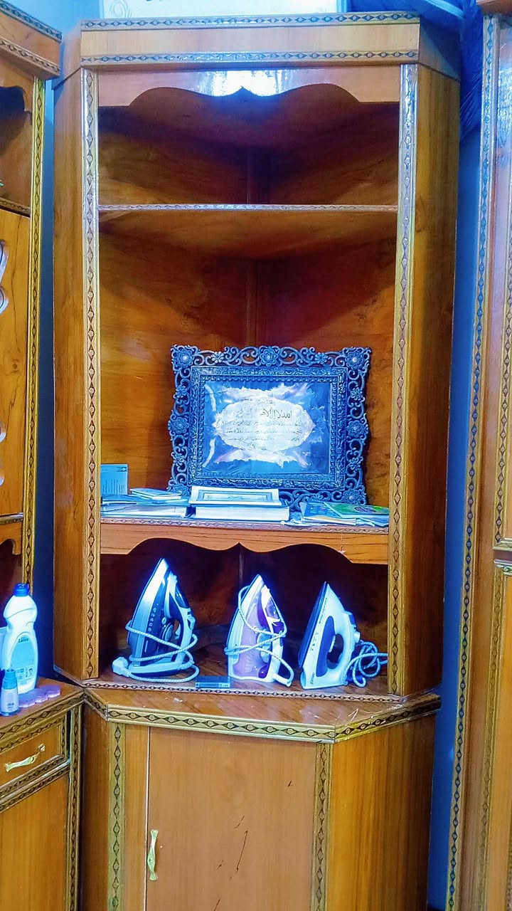سلام عليكم عندي قرفه خشب ديوان صبق صاج اصلي مستعمله فد سنه قرفه نضيفه كلش السعر مليون وبيه مجال يشهد خسران بيه وهاذا رقم تلفوني***********وبيه واتساب
