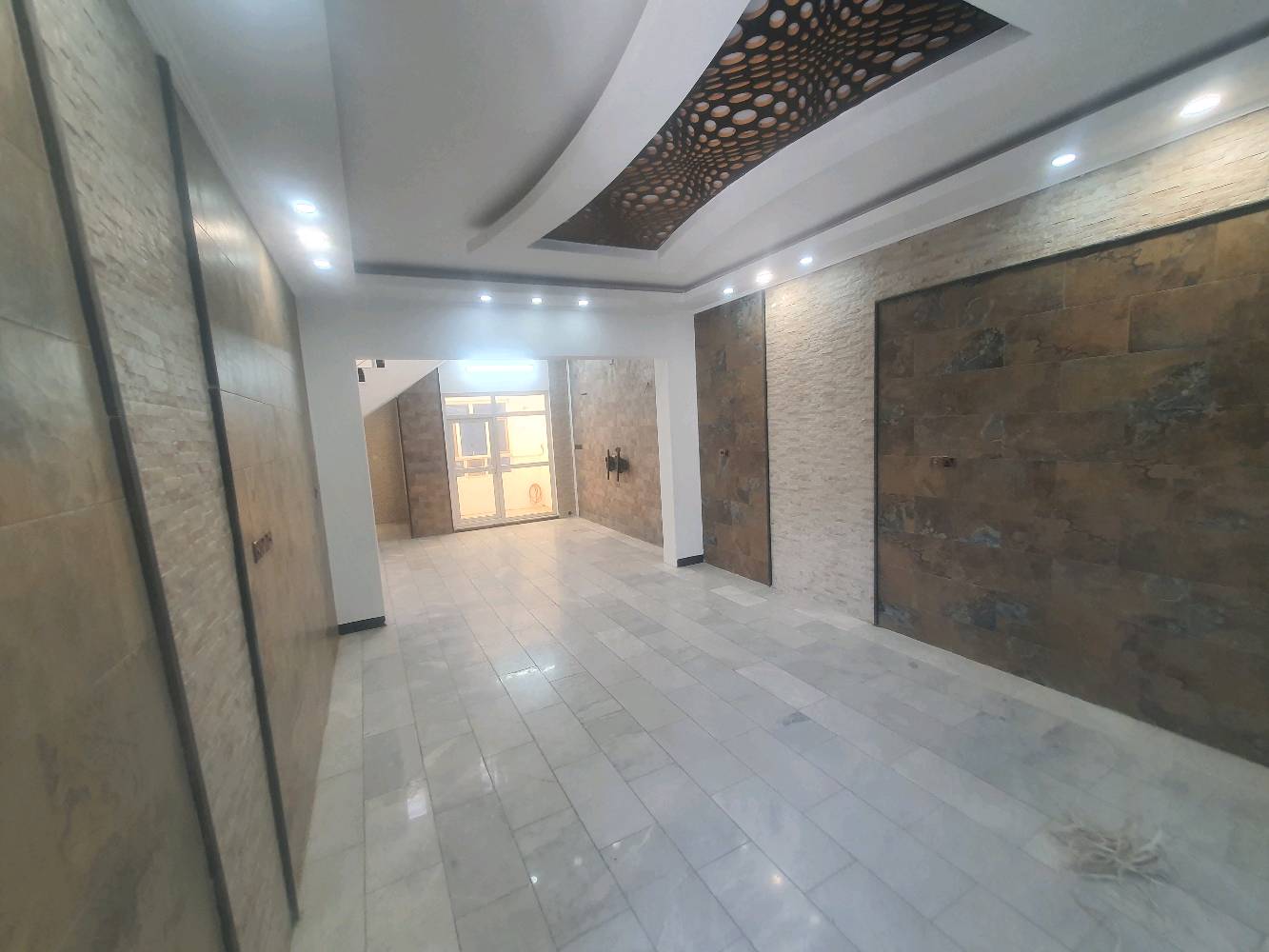 بيت للاجار في حي التحدي 
يؤجر لاغراض تجاريه فقط وليس للسكن
المساحة ٢٠٠ متر مربع البيت جديد يحتوي على أربع غرف نوم  و أربع صحيات وصالة و وهول و مطبخ كبير 
الموقع بداية حي التحدي من جهة فلكة السفراء
الاجار مليون ونص بالشهر تدفع سنويا 
هاتف : ***********