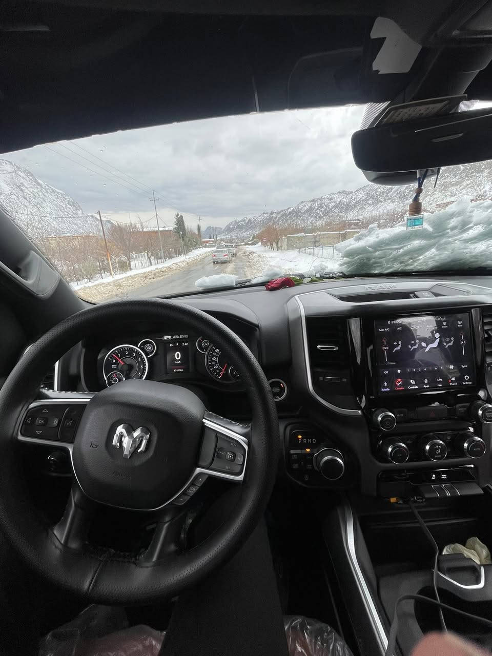 السلام عليكم للبيع رام لون ستار موديل 2021 رقم بغداد محرك 8ايتورك ماشيه 69الف رقم الشاصي بلمنشور لليحب يشوف حادثه مكاني ديالى للاستفسار ***********
