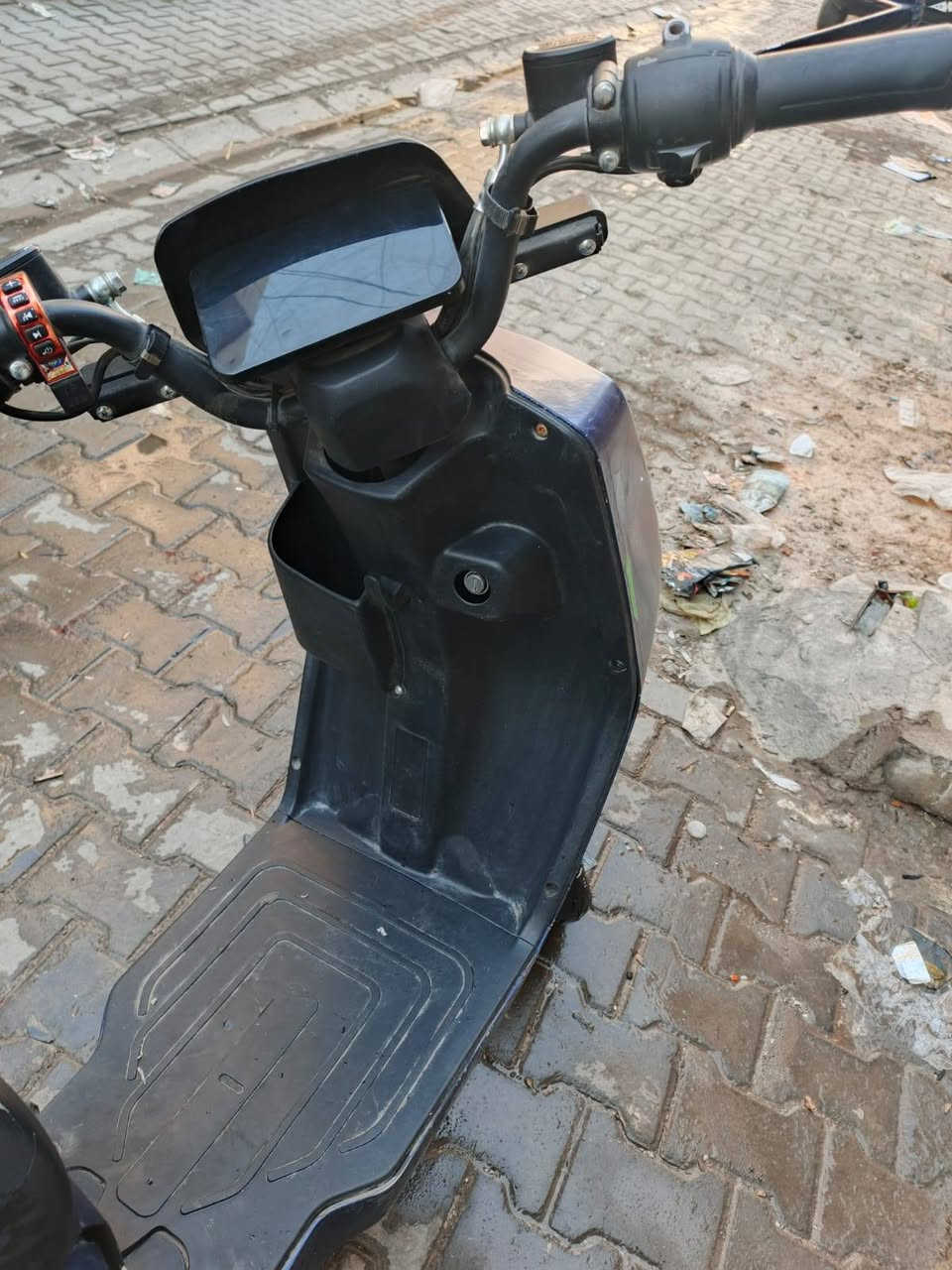 دراجه شحن للبيع رقم موبايل *********** باتريات نص عمر ب٣٥٠ وبيها مجال مكان بغداد
