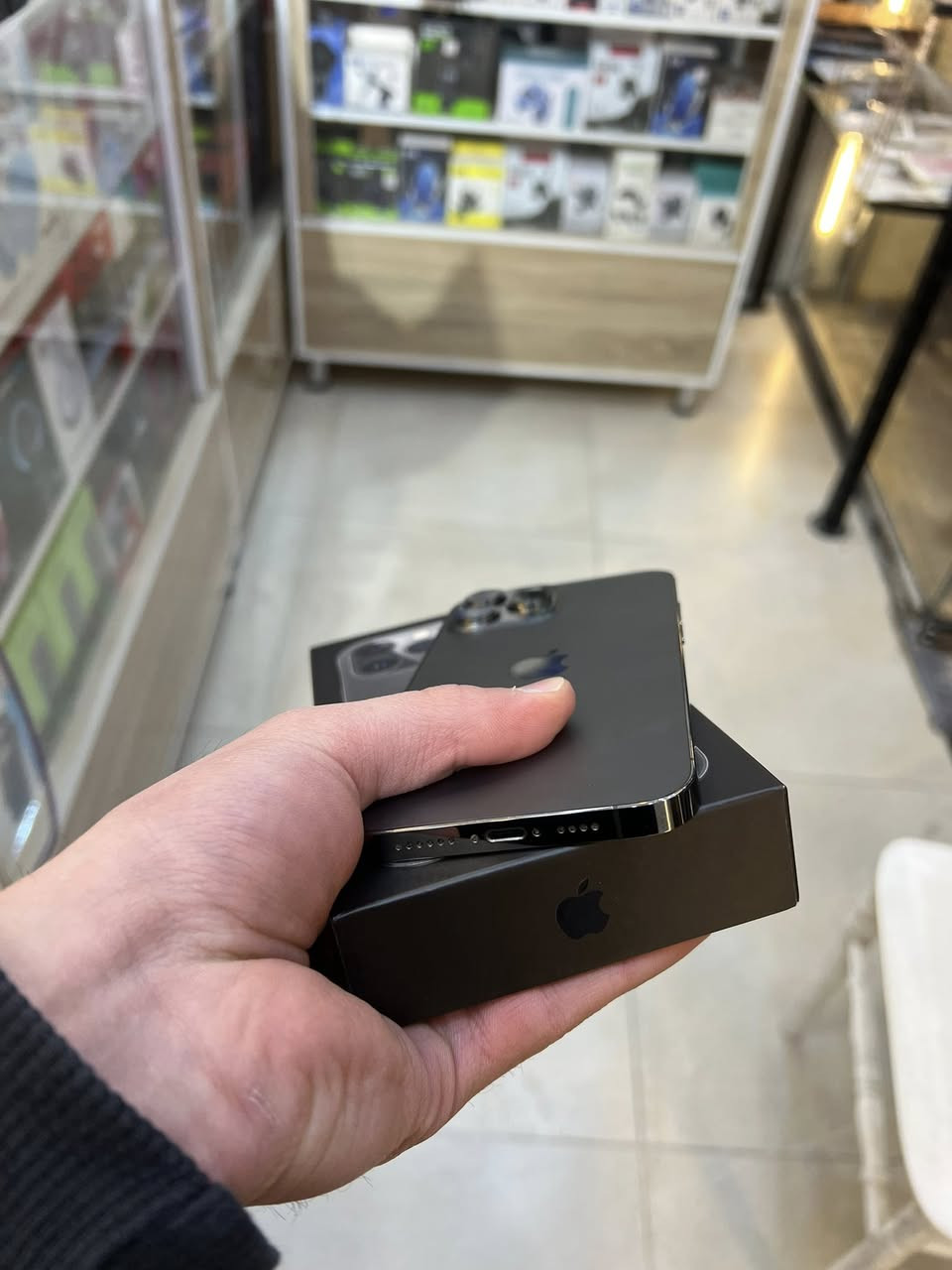 13 بروماكس 
نظافه ١٠٠%
ذاكره ٢٥٦
بطاريه ٩١
ملحقات كارتونته فقط
جهاز معنه الكلمه نظيف وتر بروف لامبدل ولا مصلح شرط 
للاستفسار خاص او اتصل ***********
