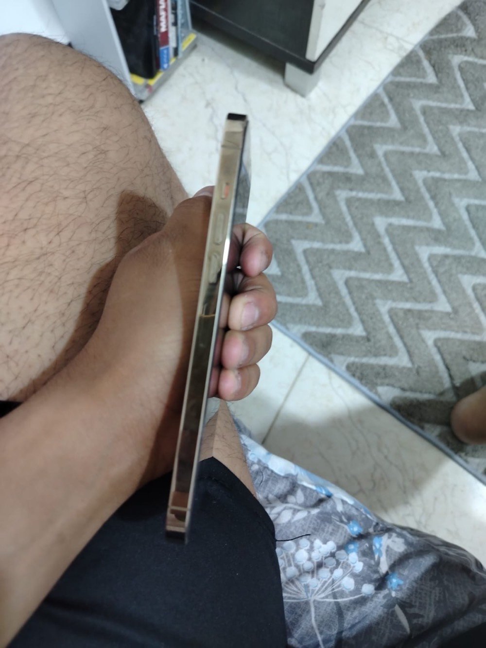 سلام عليكم 
 ايفون 13 برو ماكس البيع 
لو ذهبي 
ذاكره 256 
بطاريه 91 اصل 
مستبدل بس شاشة اصليه من ابل موثقه 
سعره 700 وبي مجال 
مكاني كربلاء 
***********