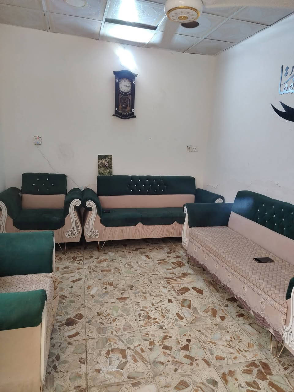 دار للبيع 130 متر نجف الاشرف حي رحمه شارع 20 قريب على الشارع تقريبا عشر بيوت خمسه بيوت غرفتين وصاله ومطبخ واستقبال اي استفسار اتصل على هاي الارقام او مراجعه مكتب سور النجف شارع 20 قرب صيدليه الصفا *********** واتساب
*********** تصال
