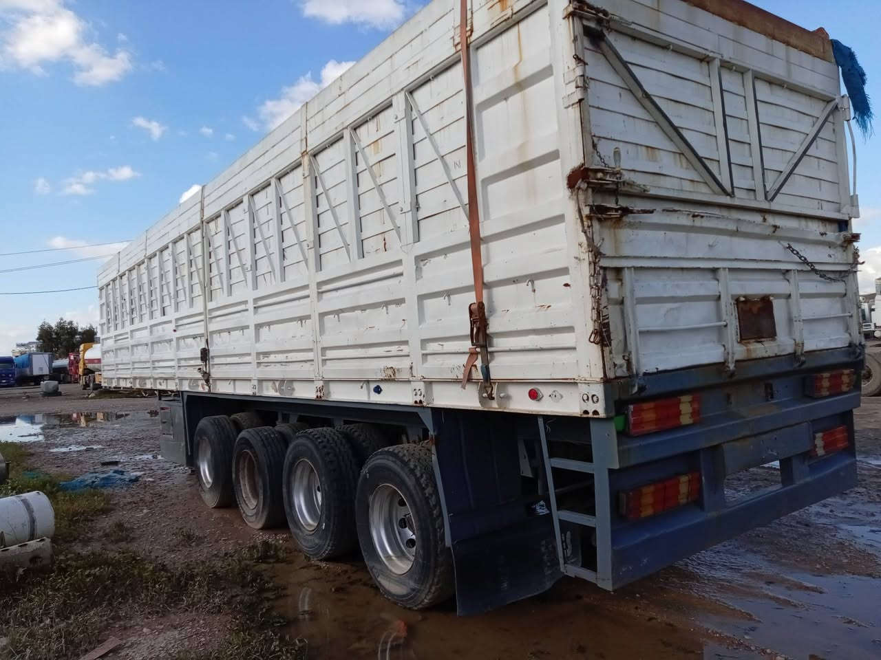 عربانة حدادية 4 دناكير للبيع 
حمولة 60 طن
للاستفسار :***********
