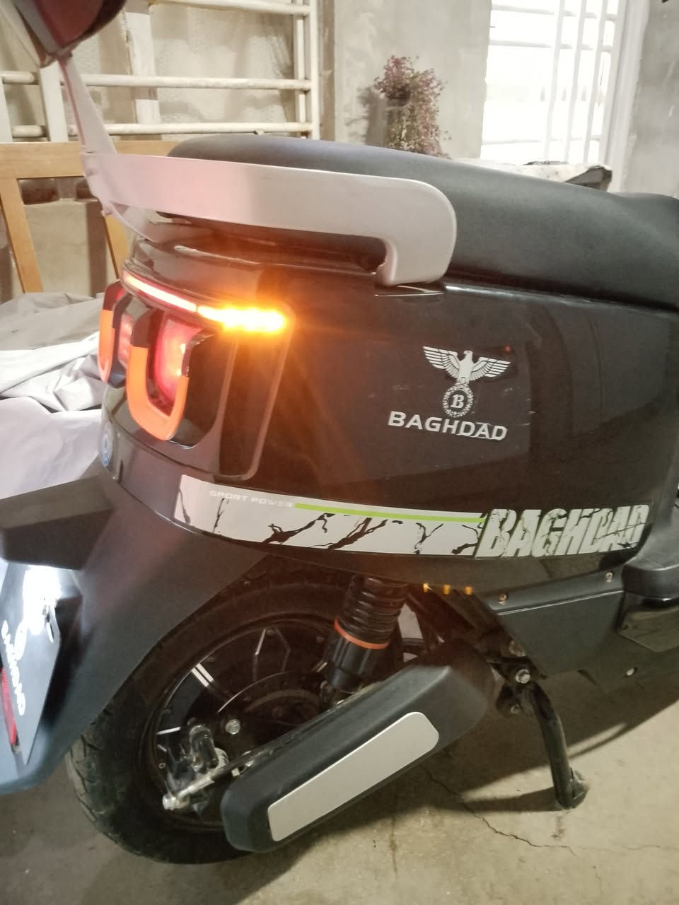 دراجه شحن ام عيون للبيع 
غنية عن تعريف 
 جديده نظافه نفس صور كلشي بيه شغال مع نسختين بصمه تشغيل عن بعد وكرت نسختين وسويج نسختين 
مع حساس سرقه 
وشحن لهاتف 
سرعته 90 لخيالي 
لحقيقي 70
3 سرع بيه مع مثبت سرعه 
R بك 
تمشي 50 كيلو متر بالشحنه لواحده 

نقص بطاريات فقط لانو بطارياته تعبانات بسبب شحنهن زاياد
سعر 700 الف وبيه مجال 
ولكل يعرف سعر هذا لمديل بالسوق شكد 
رقم لهاتف ***********
مكاني بغداد جديده بالمشتل
