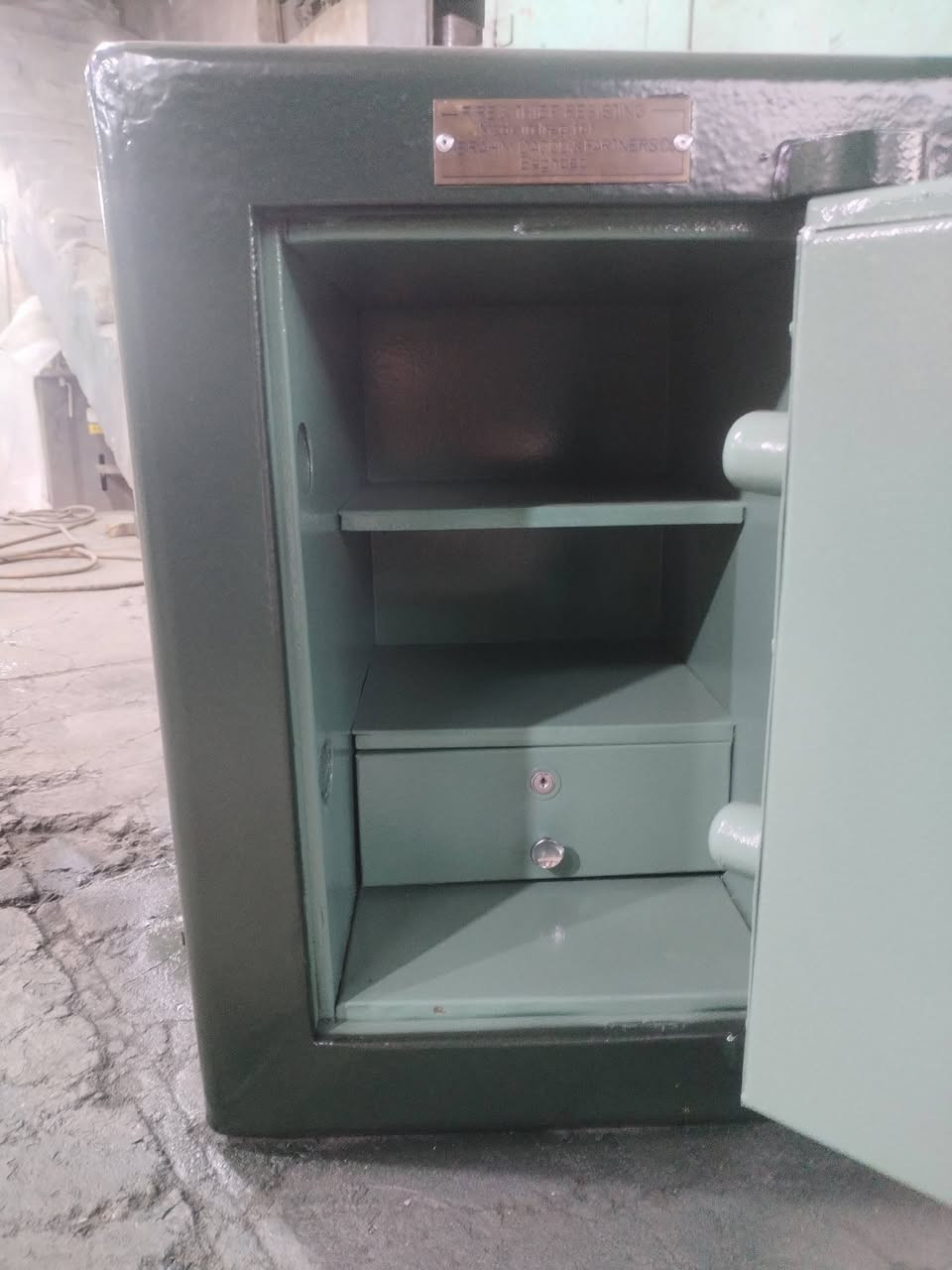 قاصه عراقيه قديمه
الارتفاع 60 سم
العرض 50 سم
العمق 50سم
الوزن 300
رقم الهاتف
***********
