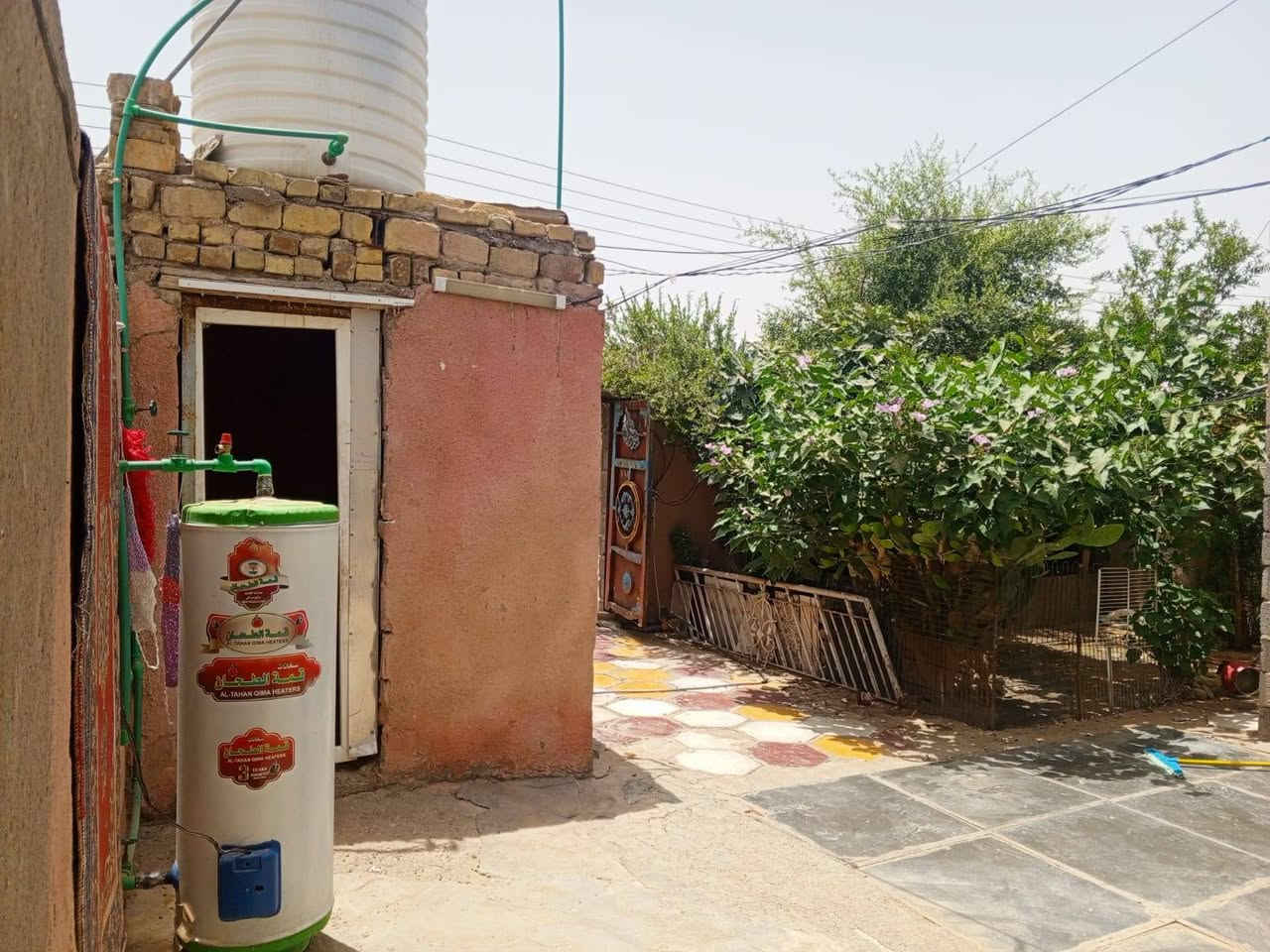 دار للبيع المساحه 200 متر 10 في 20 غرفتين وصاله ومطبخ وديوانيه حاوي العباس ع  قريب عالامام العباس ع *********** واتساب
