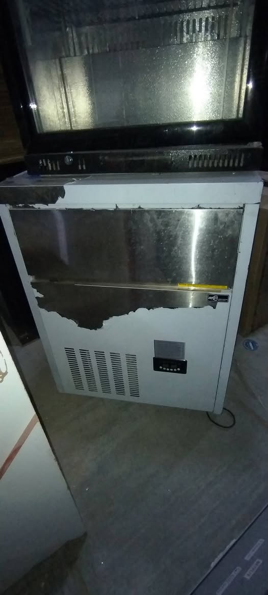 غراض بيهة مستعمله و بيهة جديد  شغالات مرتبات استعمال شهرين فقط  من ضمنهن  برادات فلاتر اثاث مكتبي كاونتر برادات  التفاصيل خاص تواصل ***********
