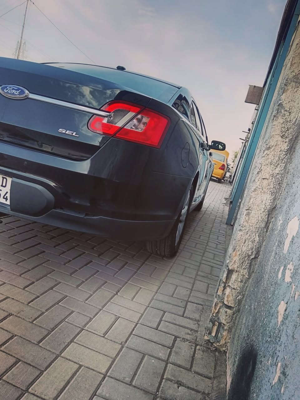 السلام عليكم
فورد تورس موديل 2010 فول مواصفات فتحة سقف كشنات جلد تحكمات كهرباء جاهزة صدر جديد تخم تاير هزة جديدة تنتهي 2027 سنوية 2029  بيها ربع باب السايق رقمها سليمانية ومكانها بغداد السيارة بأسمي تحويل ثاني يوم السعر 110 بيها مجال.

***********
