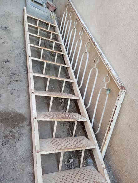 #للبيع درج 3مترات و10 @ والعرض 70 حديد ثقيل  مكاني  بغداد الغزاليه  ويوجد توصيل    ***********
***********
***********
