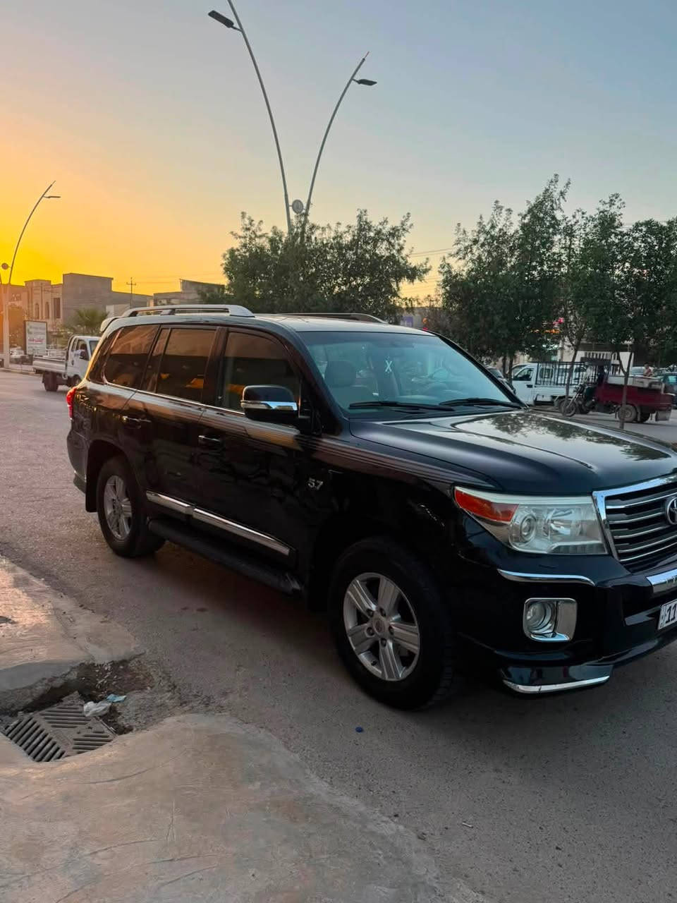 السلام عليكم لاندكروز 2013VXR محرك 5700 رقم بغداد بسمي صبغ 3قطع بدون دواخل كير محرك تبريد ثلج حداديه جديده تخم تاير السعر275مكاني سامراء ***********
