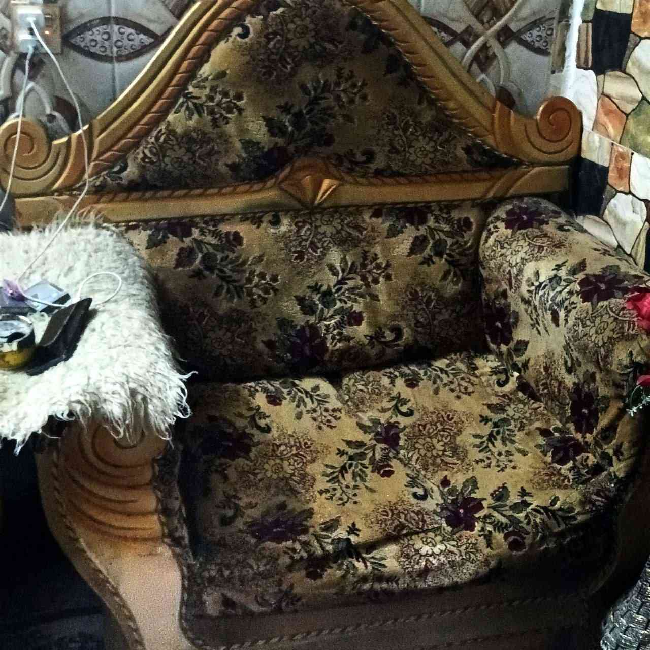 السلام عليكم
تخم مكون من ثلاثة كراسي وقنفتين والسعر 
٧٥ المكان حله سيف سعد وهذا الرقم بي واتساب ***********
