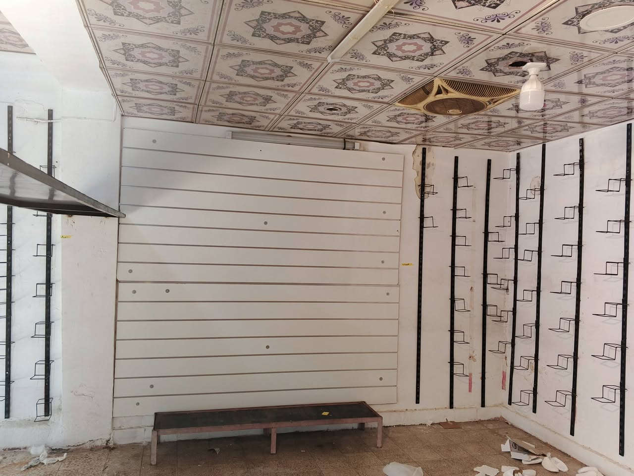غراض محد للبيع رفوف مع واجهية محل للبيع جام تواصل واتساب ***********
