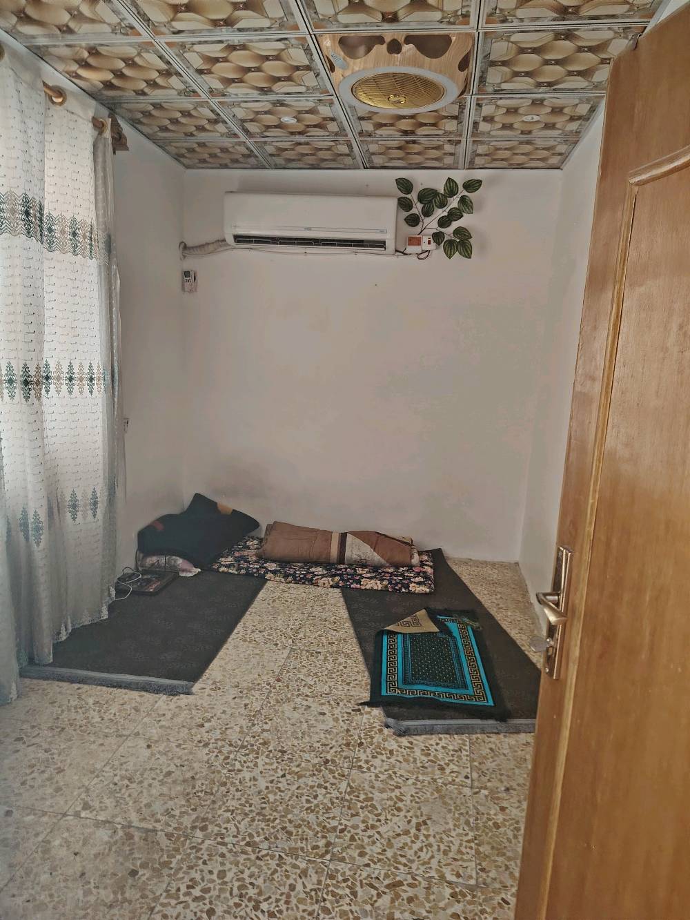 بيت 50 م مسلح طابق واحد للبيع او مراوس بقطعه أو بيت أكبر طابقين كون قريب للأمام عنوانه الجمعيه شارع المنتوجات النفطيه الرابط بين النقيب وحي رمضان قريب إلى مول الحارث وسيد الأسعار وفندق القريشي للاستفسار الاتصال ***********
***********
سعر المتر مليونين وبيه مجال قليل 