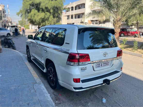 السلام عليكم 
لاندكروز 2011 محدث 20 
رقم بغداد ب اسمي  دولي 
صبغ عام 
تحديث داخل خارج درجه اولى 
شاشه 
كامره 
تحكم استير ن
ويل 20
فتحه 
7 راكب
اشاير مري 
بصمه 
السعر 240 ورقه 
علما السياره ب اسمي هزه جديده 
مال جناي صارلها فتره عدنا طويله 
للاستفسار *********** بغداد
