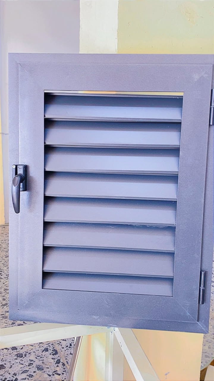 جانب من اعمالنا معمل الراحة للالمنيوم والزجاج تجهيز وتركيب كافة اعمال الشبابيك والابواب 
لون المقطع شمباني 
مقطع المسح سراي تركي 
زورونا موقعنا   الانبار /هيت /مقابل مجمع العبادي للسيراميك 
للتواصل  *********** 📞
