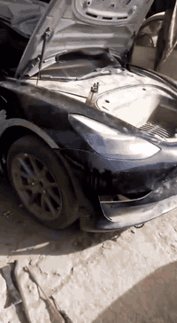 السلام عليكم للبيع او مراوس تيسلا 3 تك ماطور ماشية 13 حادثها موضح بالصور /أون لاين سيارة شغاله وتمشي كاملة سمكرة باقي صبغ فقط السعر 125 مكان بغداد ***********
