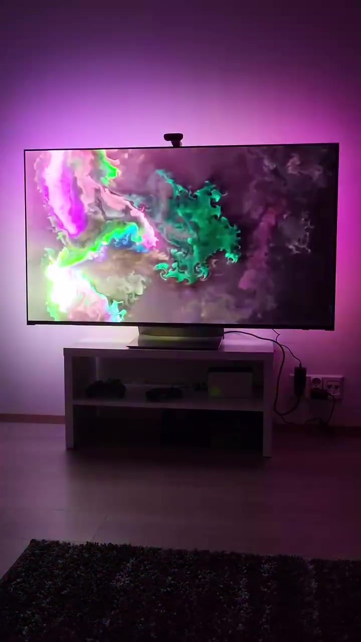 وحش الإضاءة التفاعلية رجع من جديد! 🎬 غرفتك سينما بلمسة واحدة! ✨
Govee Tv Backlight T2 (55-65)
بعد نفاد الوجبة الأولى بسرعة قياسية وكثرة الطلبات، بشرى سارة لكل الجيمرز ومحبي الأفلام! رجع توفر من جديد العملاق Govee Envisual TV Backlight T2 الأقوى عالمياً في عالم الإضاءة المحيطية التفاعلية. 🔥
هذا الجهاز مو مجرد شريط ليد عادي، هذا "سيستم ذكي كامل" يقرأ ألوان شاشتك ويفرشها على الحائط خلف التلفاز في نفس اللحظة، ليعطيك شعوراً بأن الشاشة ممتدة وبدون حدود! 🍿🎮
📋 المواصفات التقنية الفخمة لجهاز Govee T2:
📸 نظام الكاميرا المزدوجة (Dual-Camera): تم تطويرها لتقرأ أكثر من 354,000 نقطة بكسل في الثانية، مما يزيد من دقة وسرعة التقاط ألوان الشاشة بنسبة 40% مقارنة بالإصدارات السابقة.
💡 كثافة إضاءة مضاعفة: يحتوي الشريط على 60 مصباح LED في المتر الواحد، ليعطيك إضاءة ساطعة جداً، ألواناً مشبعة، وتوزيعاً متناسقاً بدون أي فراغات مظلمة.
🌈 تقنية RGBIC المتطورة: تتيح للشريط عرض ألوان متعددة ومختلفة في نفس الوقت، مما يخلق انتقالات ألوان سلسة وانسيابية تحاكي الواقع.
📺 تصميم الوزن المضاد (Counterweight): كاميرا بتصميم مبتكر يسهل تثبيتها على الشاشات النحيفة جداً وأجهزة التلفاز الحديثة بأمان وبدون لصق مشوه.
🧠 مزامنة ذكية شاملة: يدعم تقنية DreamView، مما يتيح له المزامنة والربط مع باقي إضاءات Govee في الغرفة لتعمل كلها بقلب واحد.
🗣️ التحكم الصوتي: متوافق بالكامل مع التطبيق الذكي Govee Home، والأوامر الصوتية عبر Alexa و Google Assistant.


**إذا كنت صاحب هذا الإعلان وتريد حذفه لأي سبب، رجاءا أرسل رسالة إلى الدعم الفني**