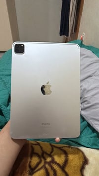 آيباد برو M2 • شاشته مكسوره • مستعمل قليل