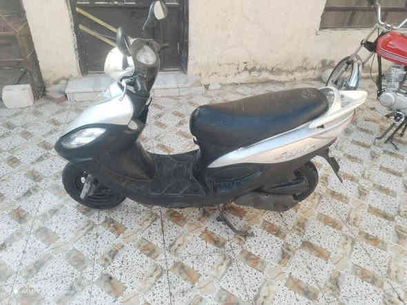 سلام عليكم دراجه كامكو للبيع صار 7 اشهر طالعه من الوكيل الدراجه نضافتها شوفت عينك شلعه تشك الكاع السعر 600وبيها مجال قليل للشراي ***********
