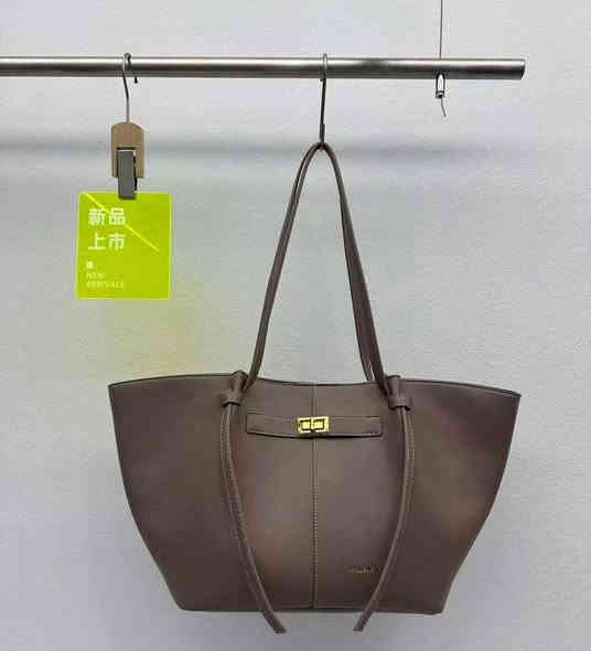 حجم كبير العرض 54 سم ارتفاع 15 سم  
#احذية_وحقائب_خالد خانقين مجمع شاكر رضا
 توصيل داخل خانقين وكل المحافظات 
واتساب *********** 
صفحتنا على الانستا 
‏https://www.instagram.com/khaled_bags_shoes?igsh=aHgzNnAyeDc0cGd1
السناب 
‏https://www.snapchat.com/add/khaledzahawe?share_id=GwP3kgwzTro&locale=ar-EG-u-nu-latn
التيك توك 
‏https://www.tiktok.com/@khaledzahawe?_t=8kEouIPTpO1&_r=1
الفيس 
‏https://www.facebook.com/khaledbagsshoes?mibextid=ZbWKwL
