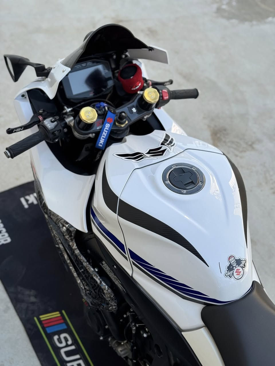 🔥 للبيع – جكسر 1000 موديل 2020 |
✅ المكينة: 1000 سي سي
✅ المسافة: ماشي 16 ألف فقط 
✅ الحالة: نظيف جداً – وكالة من كلشي
✅ الدراجة مكفولة فحص من أي مكان
‎✅ نظام ABS (مانع انغلاق الفرامل)
✅ Traction Control – مانع الانزلاق
✅ Riding Modes – مودات القيادة (A / B / C)
✅ Quick Shifter – كويك شفتر
✅ صالنصة Brock’s أصلية – صوت شرس ونظيف
✅ هاوزن طويل (ثبات عالي + سحب أقوى+هاوزن لبلادي موجود )
✅ يدات رياضية من شركة محترمة (تحكم عالي وشكل فخم)
✅ الدراجة مهبّطة – ثبات أحسن وشكل أجمل
✅ كل الإعدادات شغالة 100%

مكان موصل 
تواصل 🔥***********
